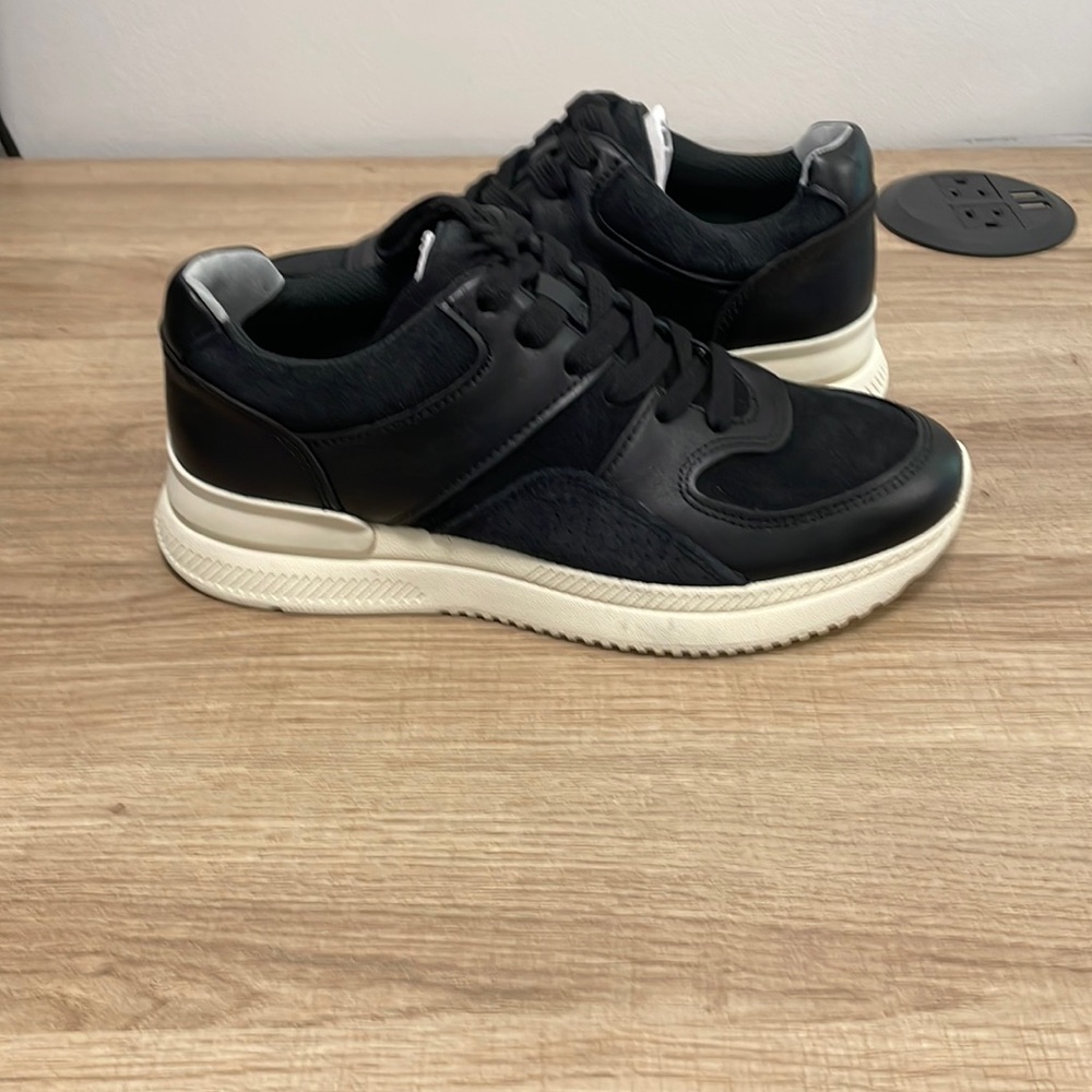 Everlane O By Everlane The Leather Trainer Sneaker in Black